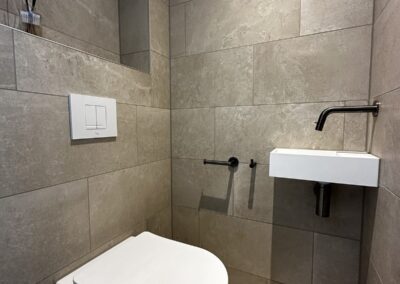 Nieuw toilet met natuursteenlook tegels