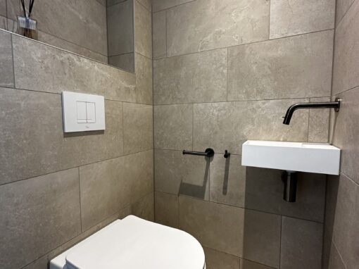 Nieuw toilet met natuursteenlook tegels Nieuw toilet met natuursteenlook tegels
