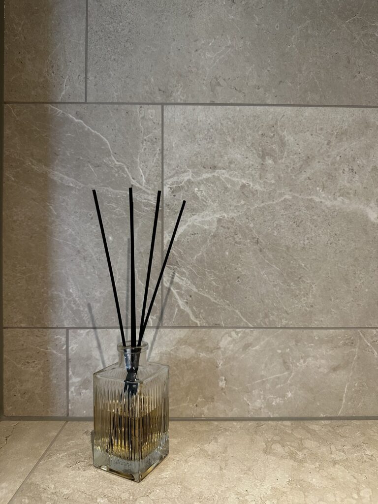 Detail van een natuursteenlook wandtegel in het toilet