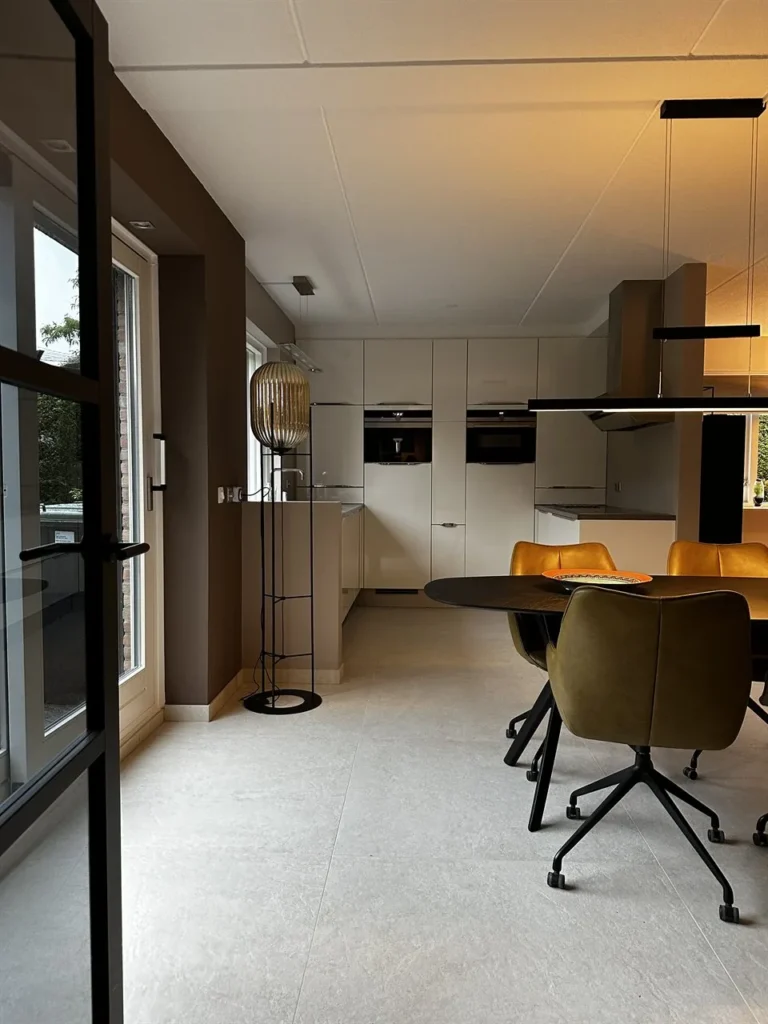 Open keuken met lichte vloertegels (Vloertegels met vloerverwarming)