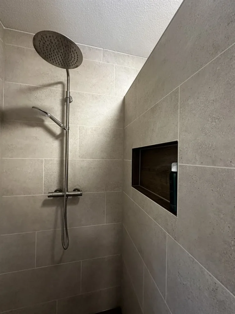 Regendouche met inbouwnis in beige wandtegels (Badkamer met houtlook tegels)