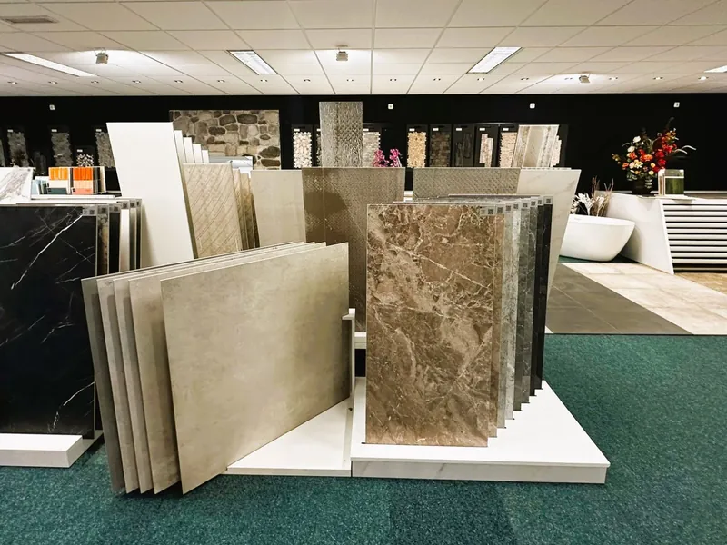 Tegelrekken met grote tegels in de showroom van MIJS Tegels & Sanitair in Zwaag
