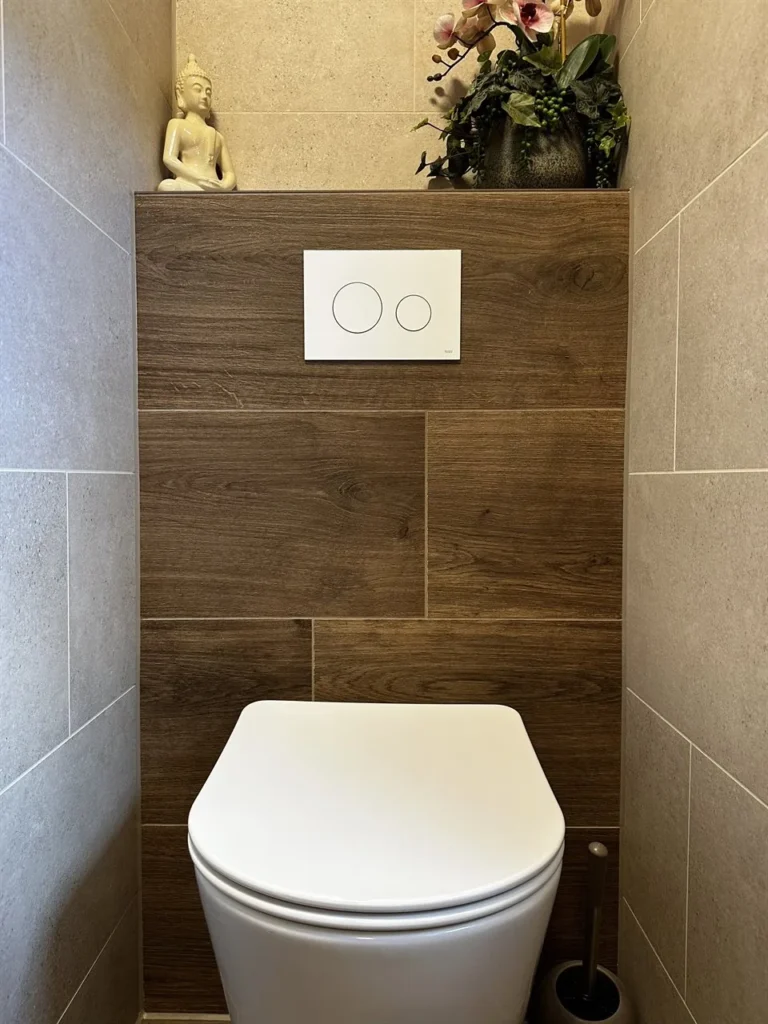 Toilet met houtlook tegels achter het hangend toilet (Badkamer met houtlook tegels)