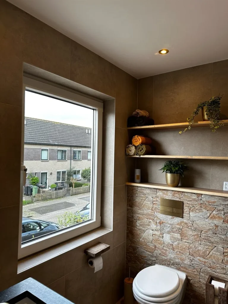 Toilet met natuursteen wandpaneel en houten planken (Badkamer renovatie met 3D-ontwerp)