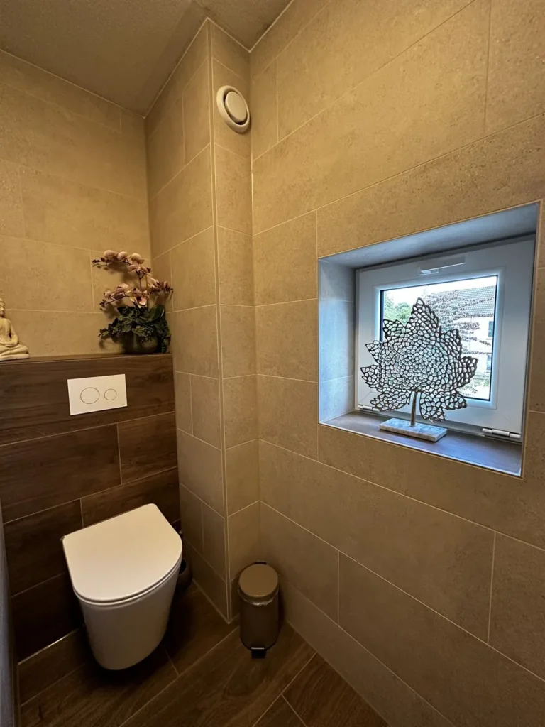 Toilet met raam en houtlook accentwand (Badkamer met houtlook tegels)