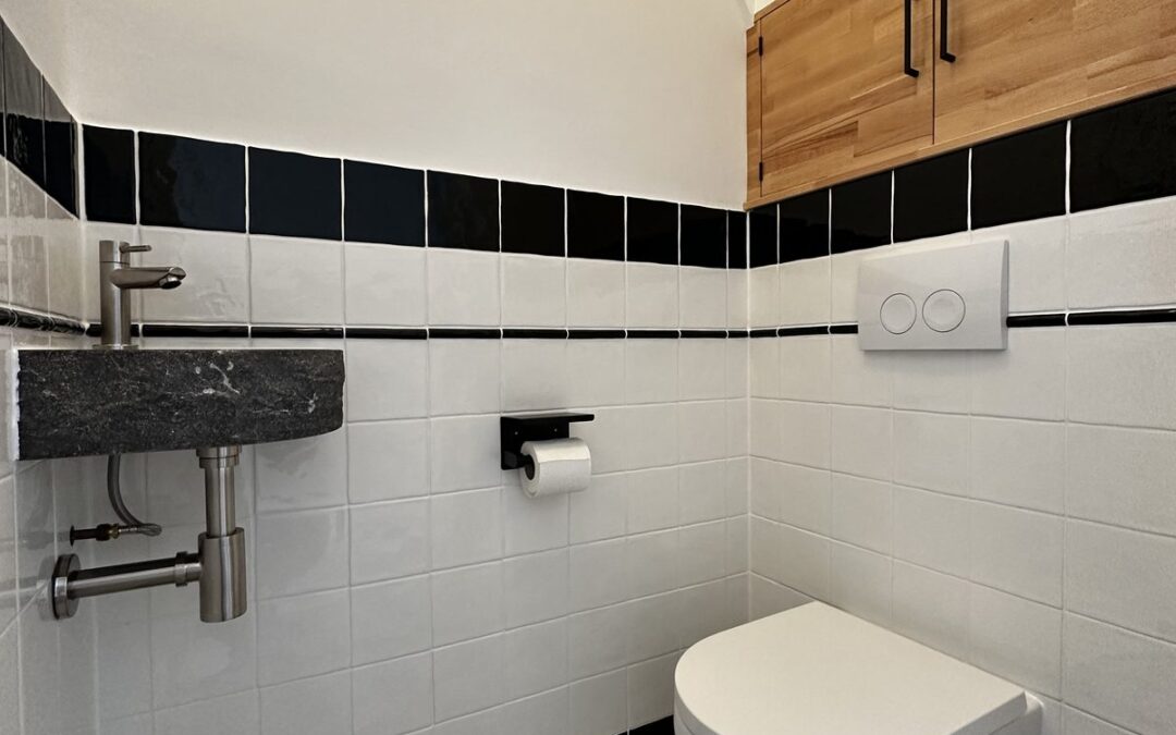Toilet met retro witte tegels en zwarte rand
