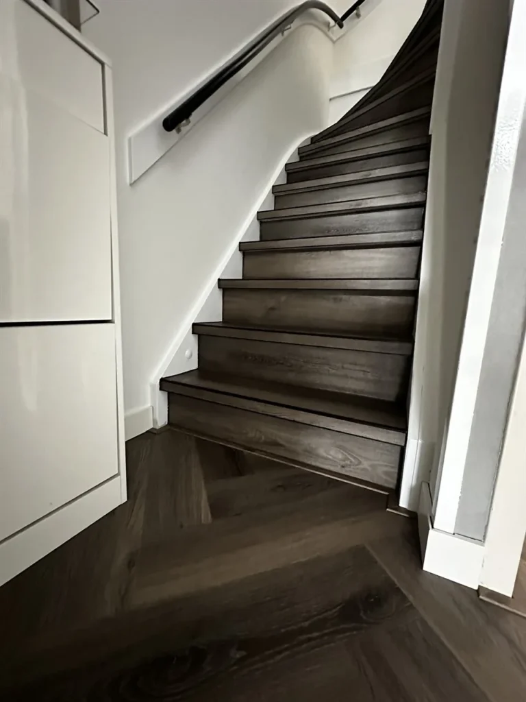 Traprenovatie met houtlook treden en leuning (Trap en visgraatvloer houtlook)