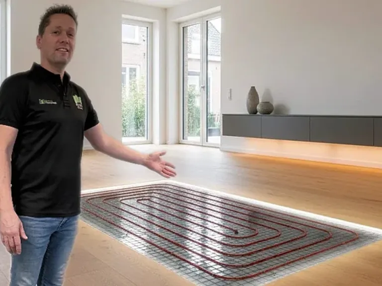 Adviseur van MIJS Tegels & Sanitair laat vloerverwarming in een tegelvloer zien