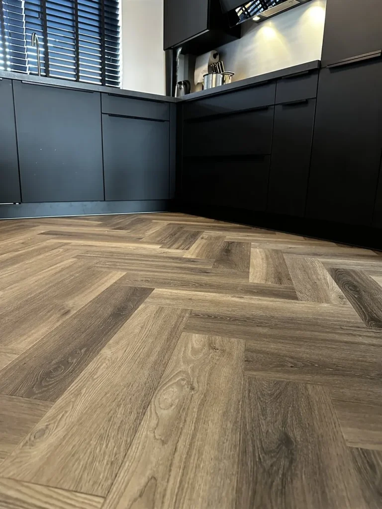 Visgraatvloer houtlook in de woonkeuken (Trap en visgraatvloer houtlook)