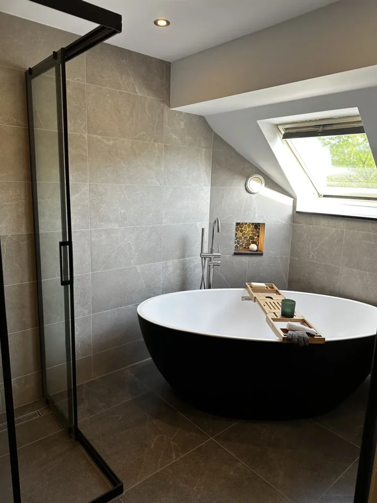 Vrijstaand bad en douche met zwart kader in luxe badkamer (Luxe badkamer met groene tegels)