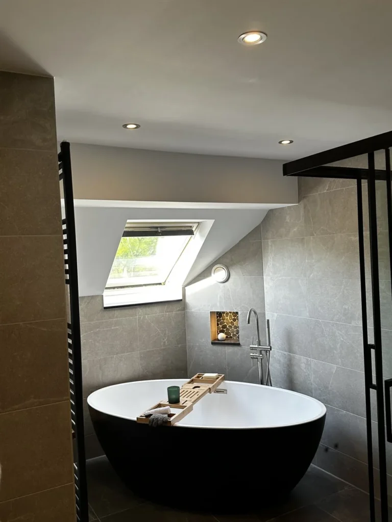 Vrijstaand bad voor douche met zwarte stalen wand (Luxe badkamer met groene tegels)