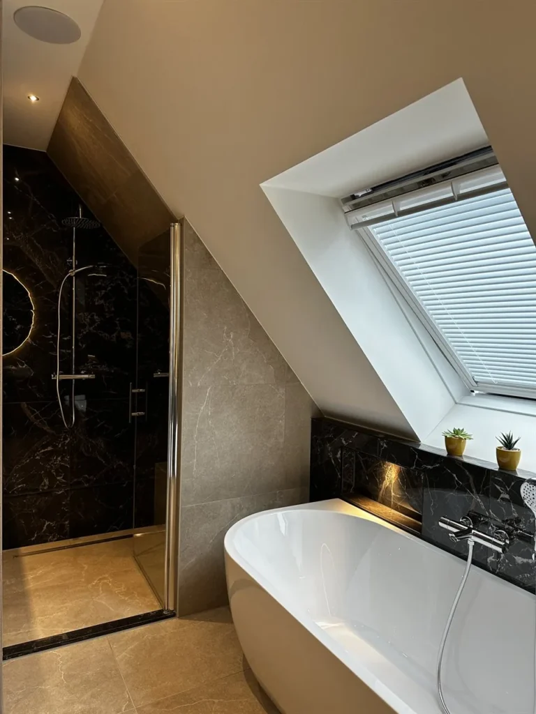 Vrijstaand bad voor inloopdouche met zwart marmerlook (Badkamer met marmerlook tegels)