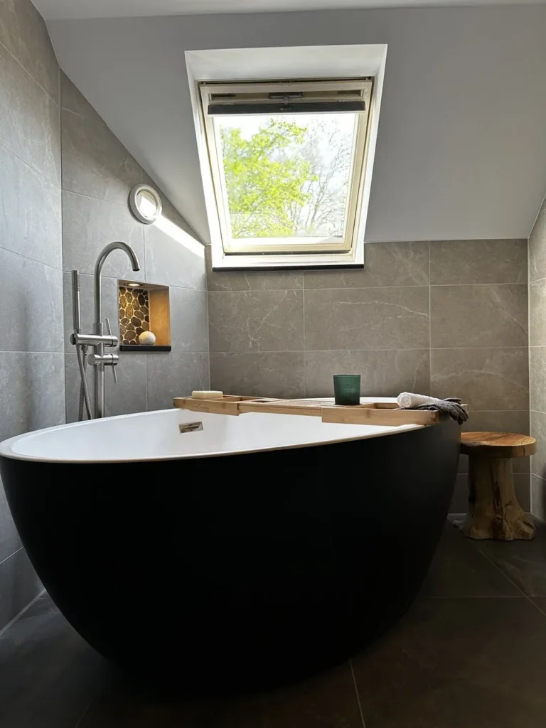 Vrijstaand zwart bad met houten kruk (Luxe badkamer met groene tegels)