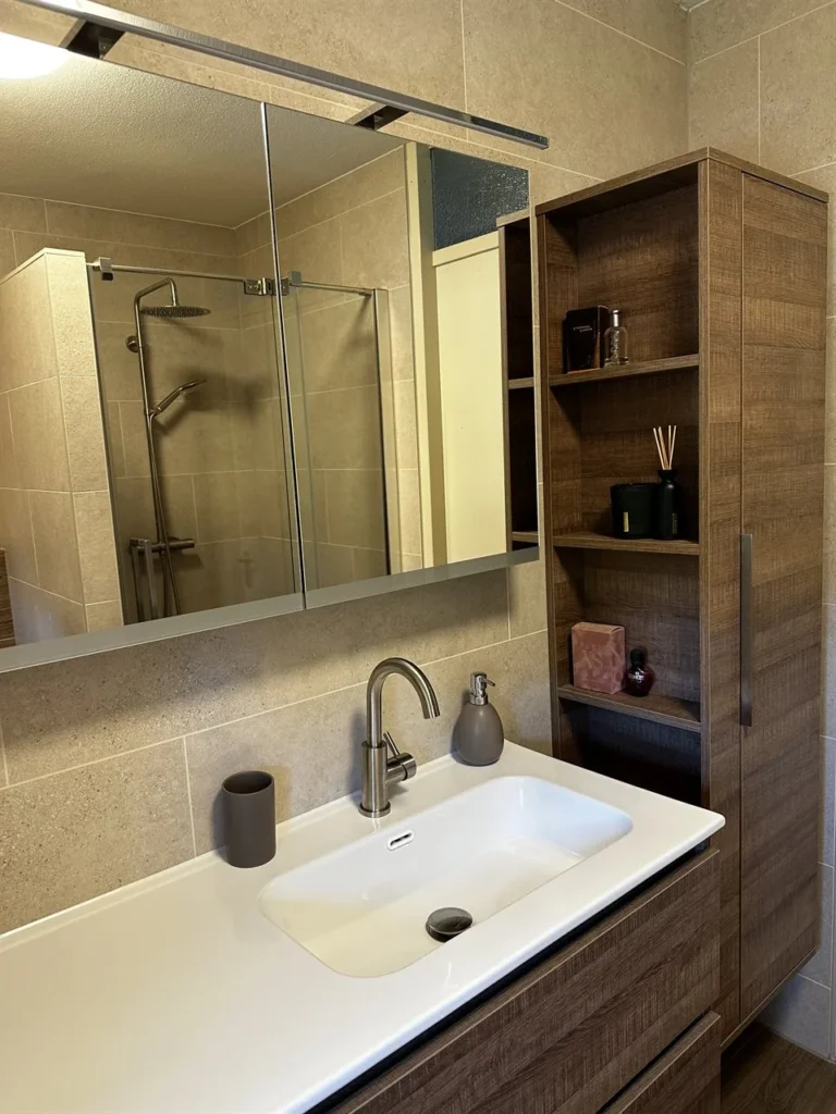 Wit wastafelblad met spiegelkast en kraan (Badkamer met houtlook tegels)