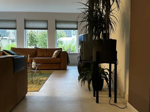 Lichte vloertegels met vloerverwarming in woon- en eetkamer Lichte vloertegels met vloerverwarming in woon- en eetkamer