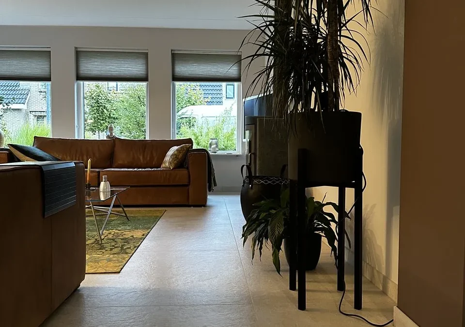 Lichte vloertegels met vloerverwarming in woon- en eetkamer