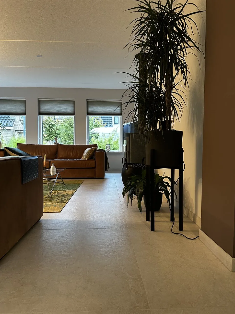 Woonkamer met lichte grootformaat vloertegels Woonkamer met lichte grootformaat vloertegels (Vloertegels met vloerverwarming)