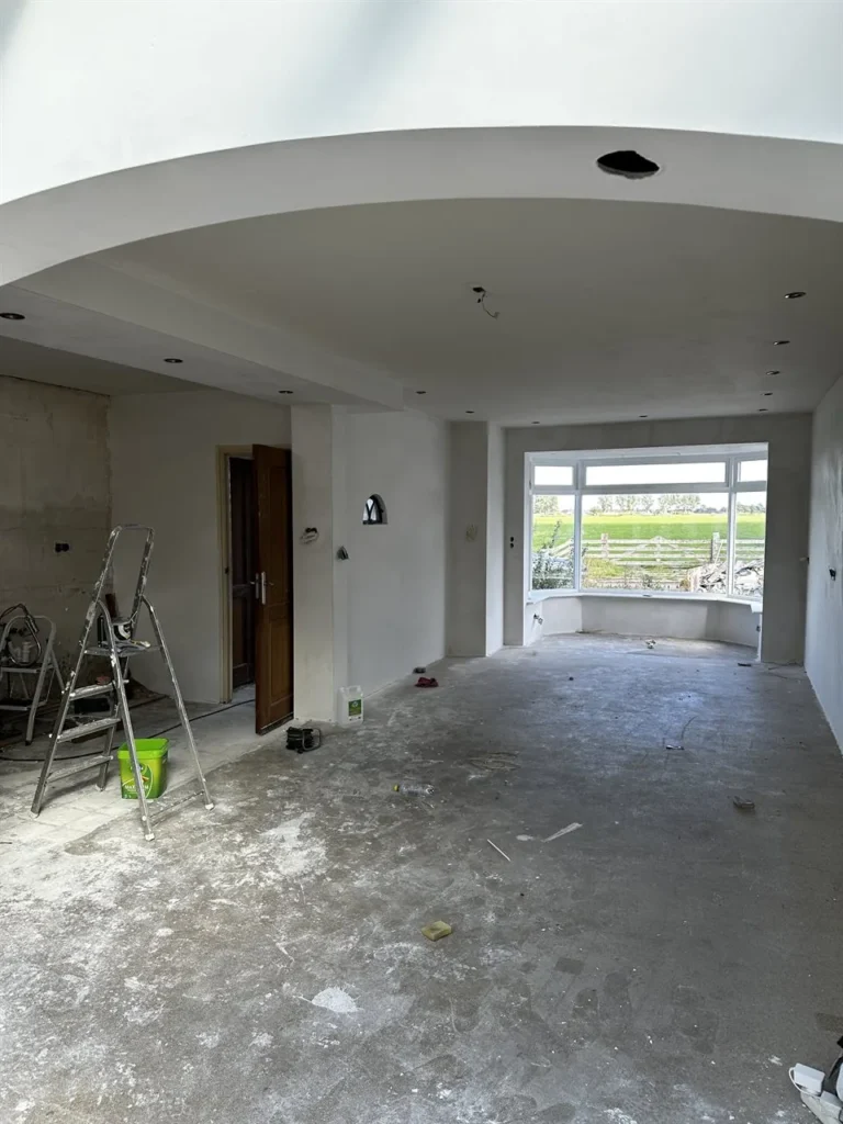 Woonruimte tijdens de verbouwing met kale betonvloer (Badkamer tijdens de verbouwing)