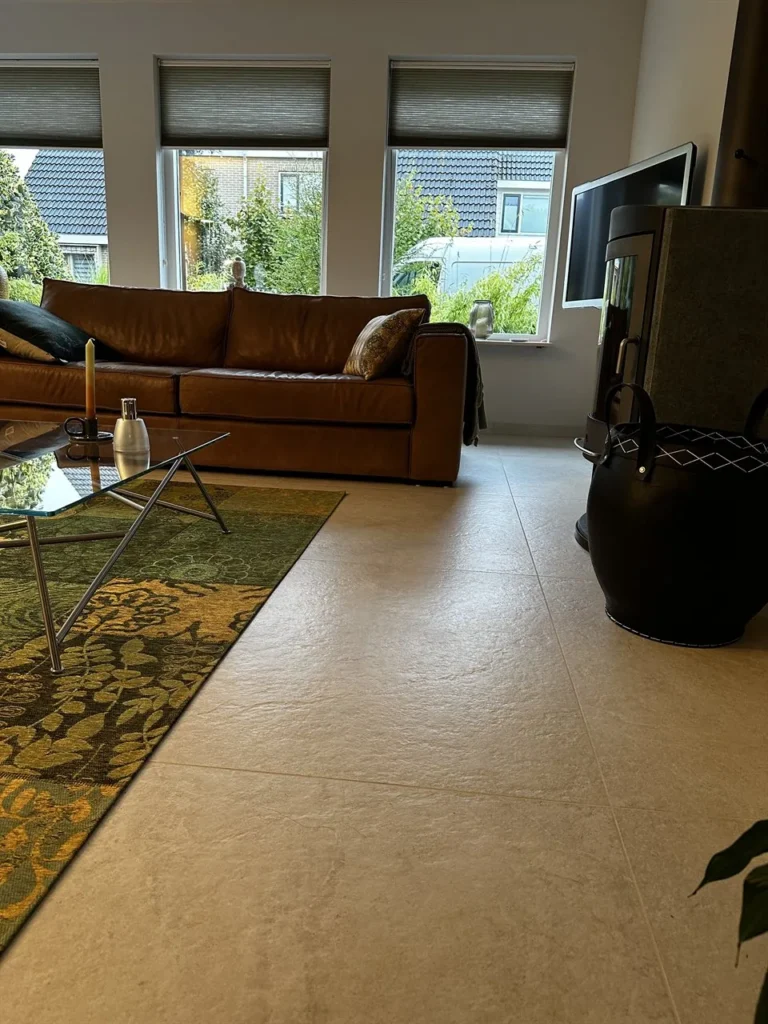 Zithoek met lichte vloertegels en vloerkleed (Vloertegels met vloerverwarming)