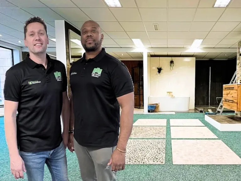 Twee adviseurs van MIJS Tegels & Sanitair in de showroom in Zwaag